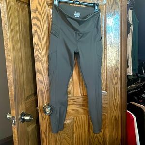 Workout pants with 2 side pockets.